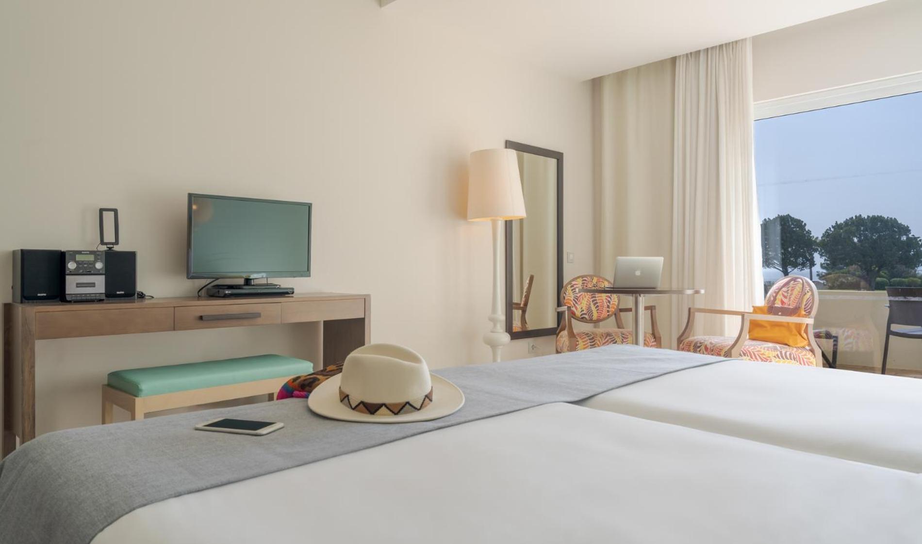 Pestana Alvor Praia Premium Beach & Golf Resort Luaran gambar A room at the hotel