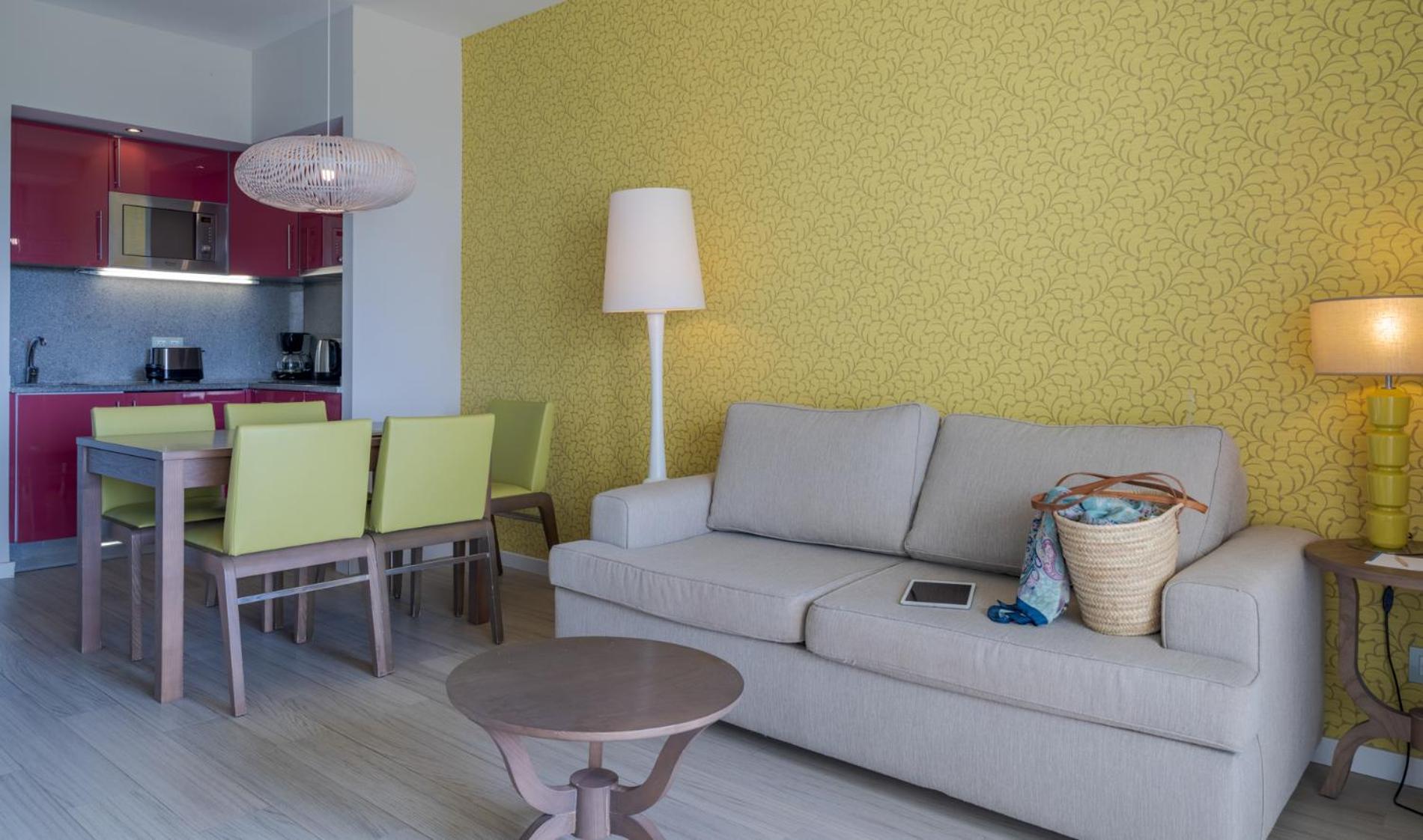Pestana Alvor Praia Premium Beach & Golf Resort Luaran gambar A living room with a sofa