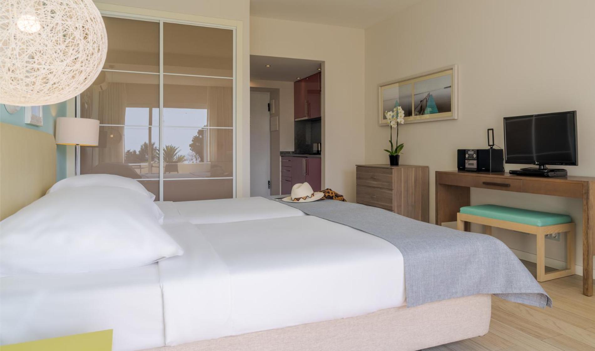 Pestana Alvor Praia Premium Beach & Golf Resort Luaran gambar A typical bedroom in a hotel
