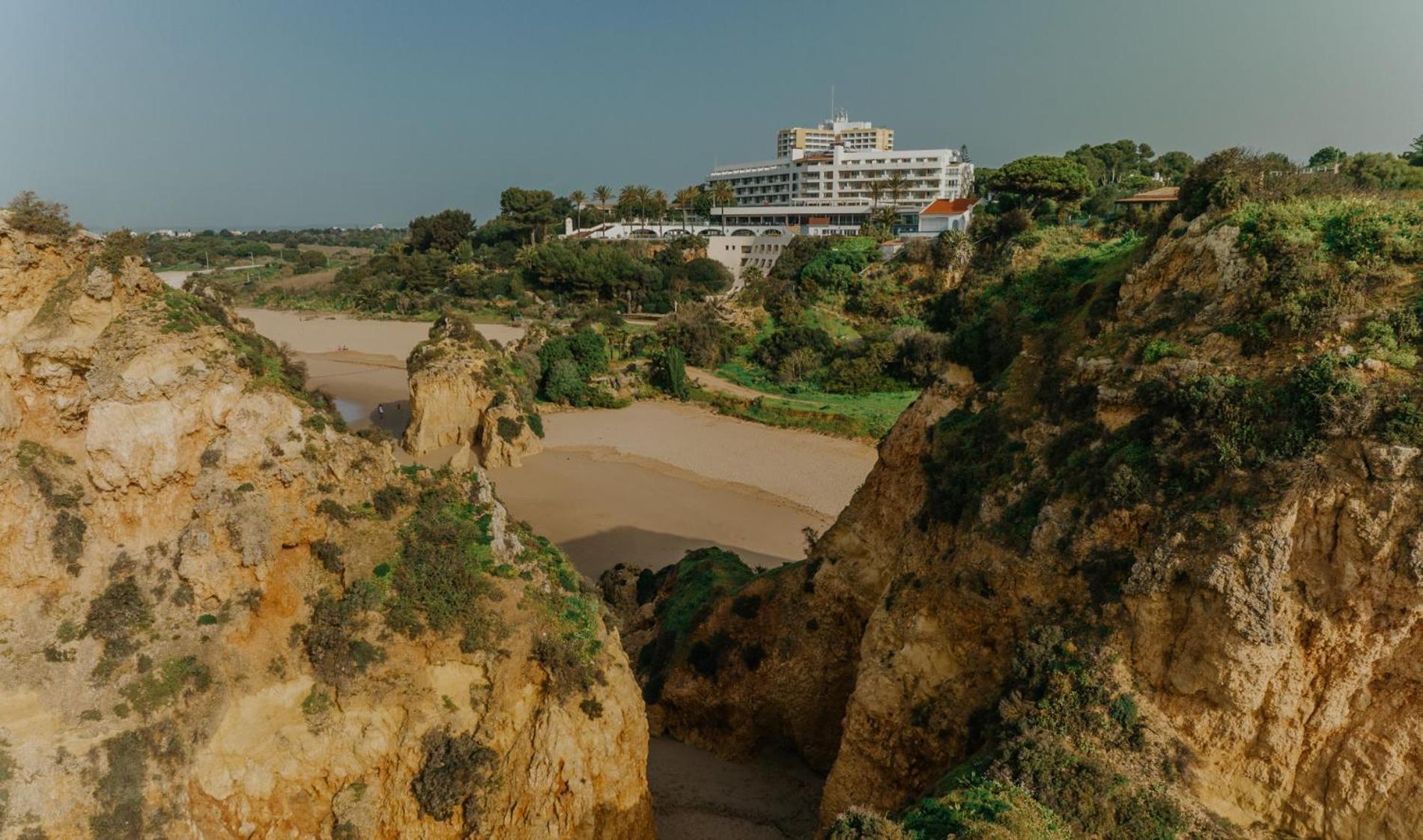 Pestana Alvor Praia Premium Beach & Golf Resort Luaran gambar The hotel seen from the cliffs